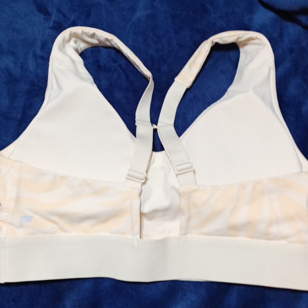 Sports bra and biker shorts - Picture 3 of 8